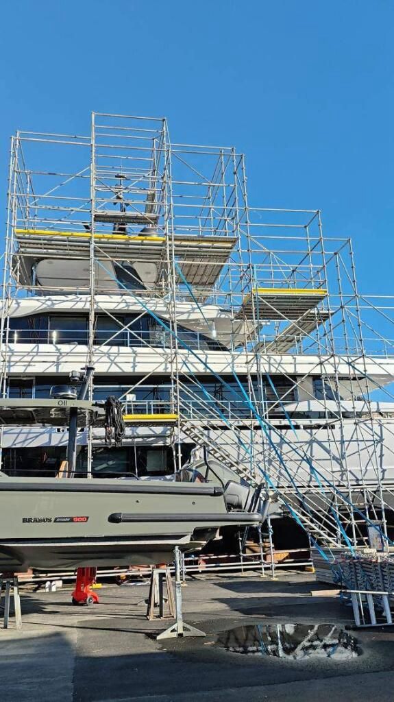 Montage d'un échafaudage à Beaulieu-sur-Mer (06).