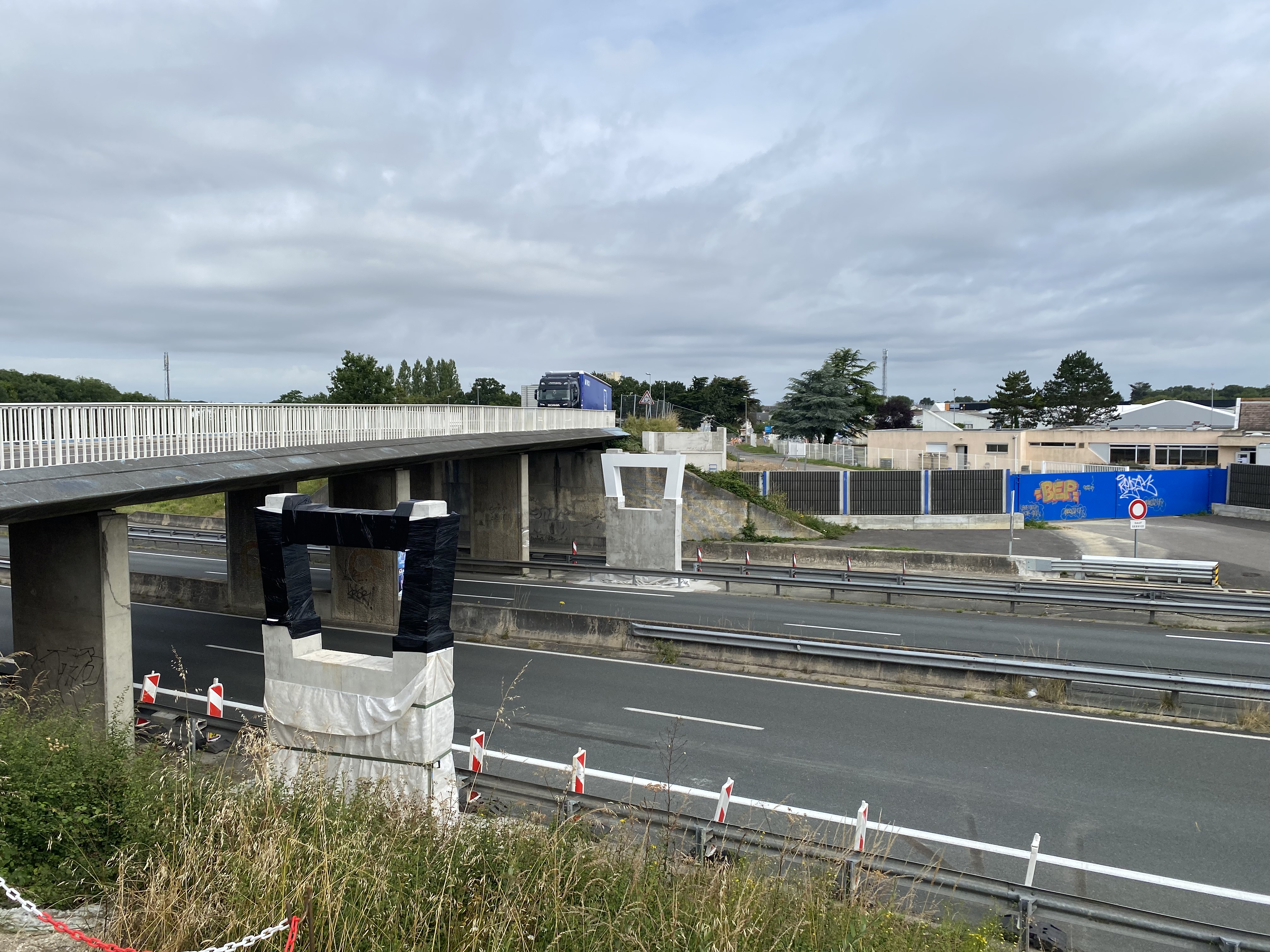 Construction d'une passerelle métallique 